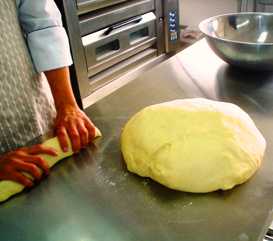 Hacer Masa Para Pan En Una Amasadora En Una Panadería Fotos