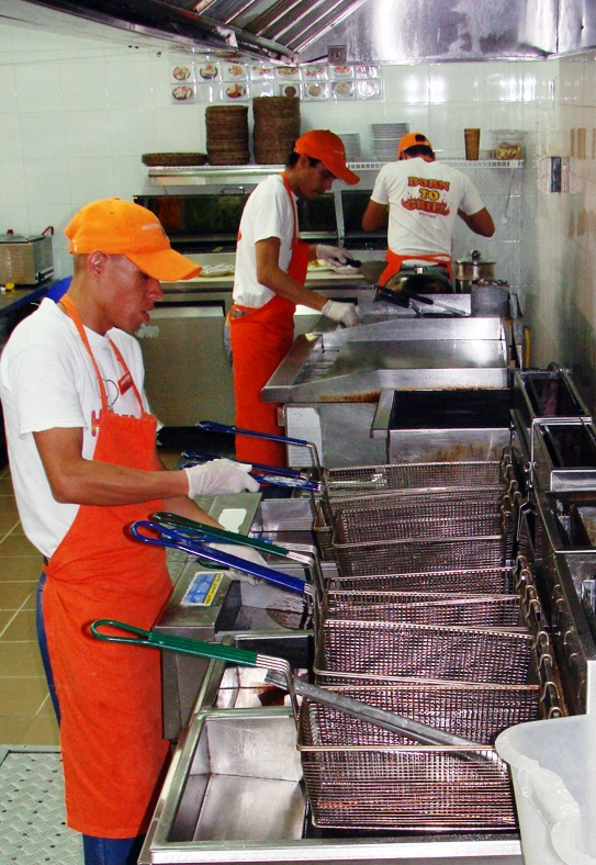 La cocina industrial de Hooters en Cali, equipos para comidas rápidas