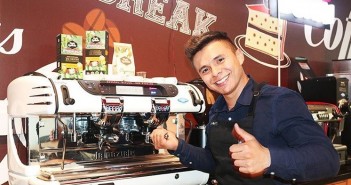 Curso de café espresso con el barista en el laboratorio de café barista-cafe
