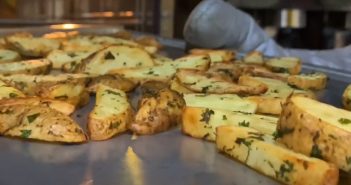 Horno de convección Tornado haciendo papas rústicas